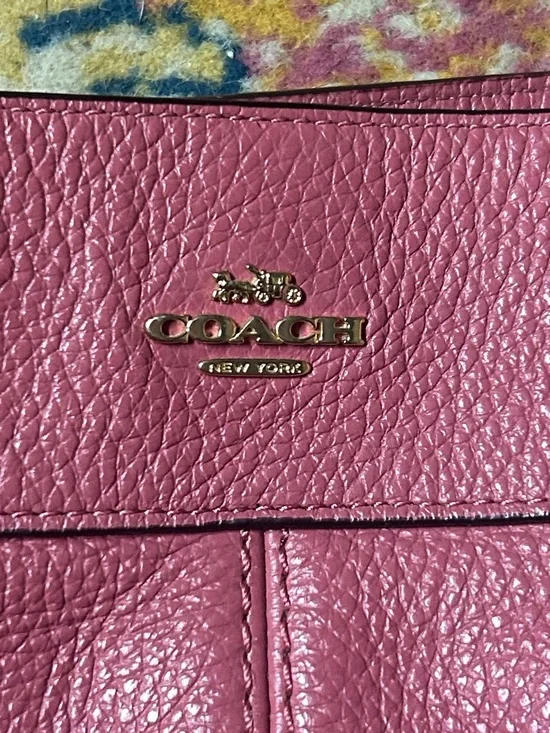 Coach Lexy shoulder bag in pink pebble leather, with a three-compartment design - Picture 2 of 5